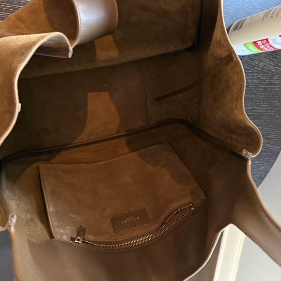 Brand new YSL tote-SAINT LAURENT
LE 5 À 7 BEA IN SUEDE
Unused - Picture 2 of 5